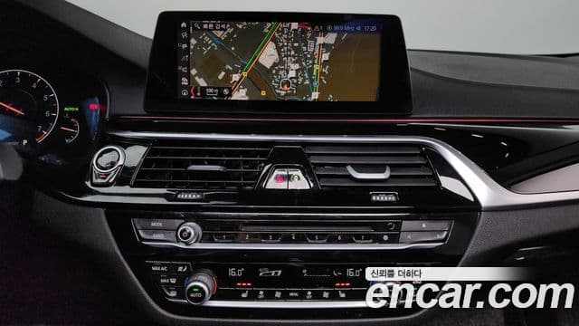 BMW 5 Series 2019 — ფოტო 13/20