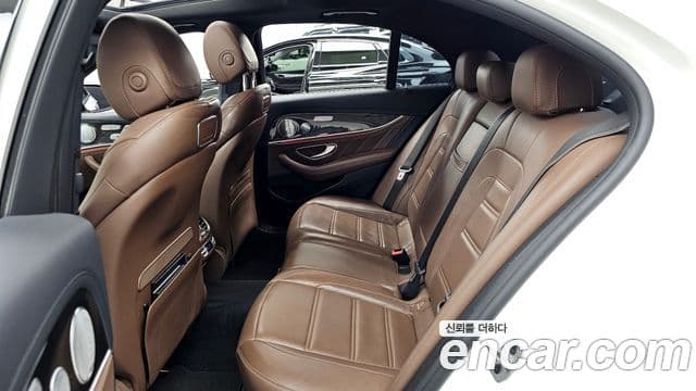 Mercedes-Benz E-Class 2019 — Photo 18/34