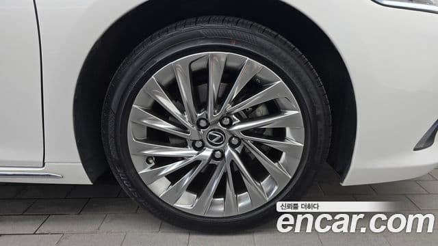 Lexus ES300h 2025 — Photo 12/33