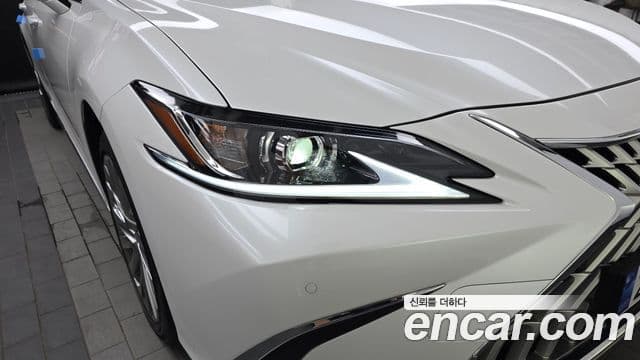 Lexus ES300h 2025 — Photo 8/33