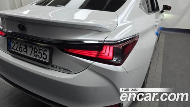 Lexus ES300h 2025 — Photo 26/33