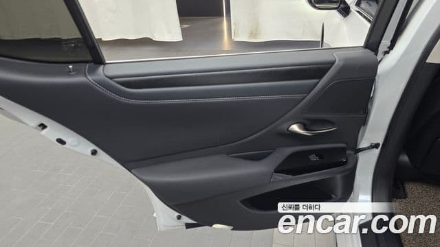 Lexus ES300h 2025 — Photo 20/33