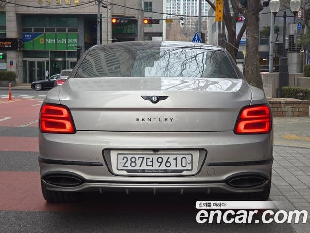 Bentley Flying Spur 2025 — Photo 14/20