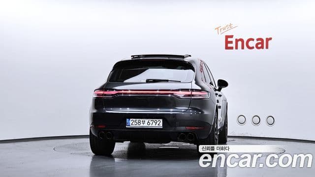 Porsche Macan 2021 — ფოტო 4/20