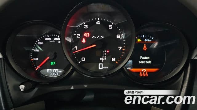 Porsche Macan 2021 — ფოტო 8/20