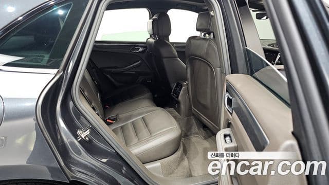 Porsche Macan 2021 — ფოტო 11/20