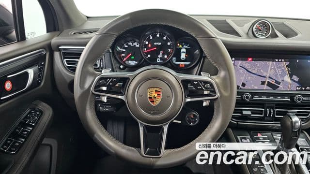 Porsche Macan 2021 — ფოტო 13/20