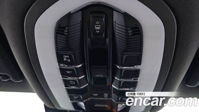 Porsche Macan 2021 — ფოტო 18/20