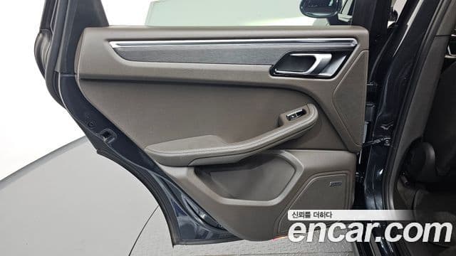 Porsche Macan 2021 — Photo 31/38
