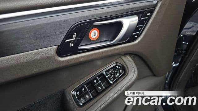 Porsche Macan 2021 — Photo 18/38