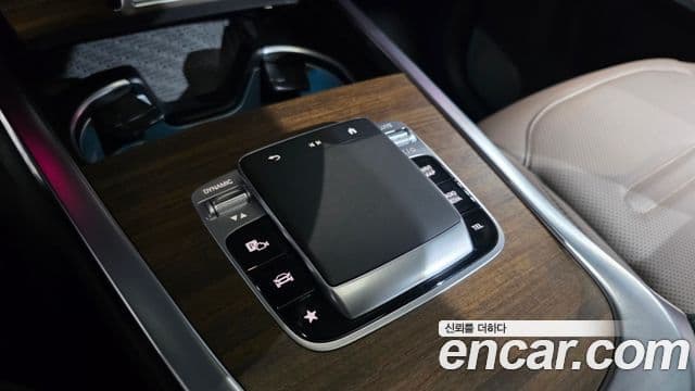 Mercedes-Benz G-Class 2025 — Photo 31/36