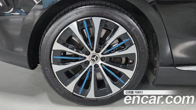 Mercedes-Benz EQE 2022 — ფოტო 13/20