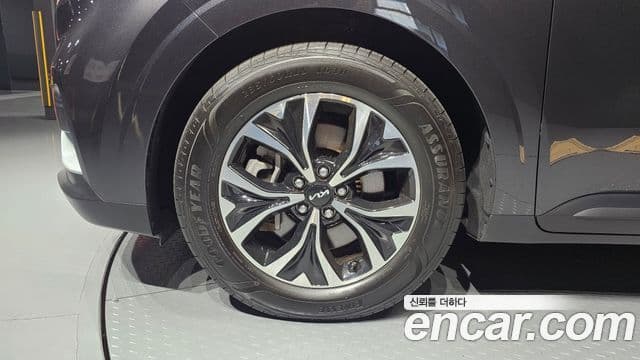Kia Carnival 2023 — ფოტო 5/20