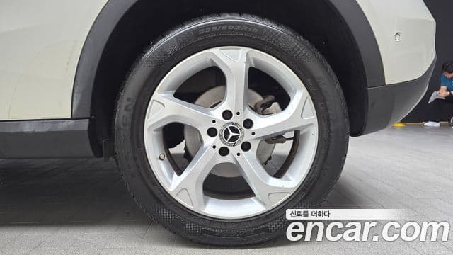 Mercedes-Benz GLA-Class 2018 — Şəkil 8/30