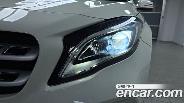 Mercedes-Benz GLA-Class 2018 — Şəkil 29/30