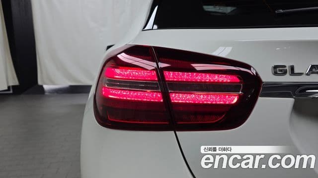 Mercedes-Benz GLA-Class 2018 — Şəkil 21/30