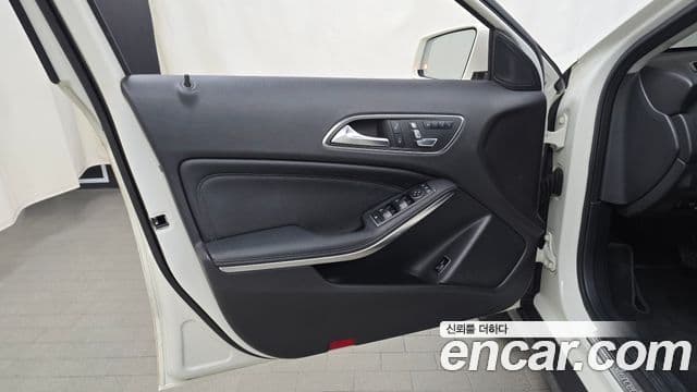 Mercedes-Benz GLA-Class 2018 — Şəkil 26/30