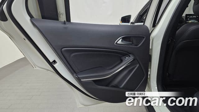 Mercedes-Benz GLA-Class 2018 — Şəkil 19/30
