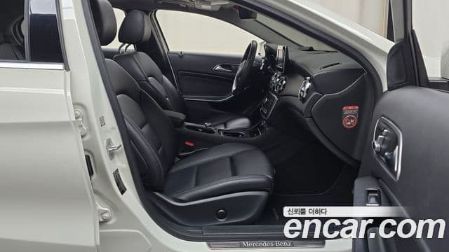 Mercedes-Benz GLA-Class 2018 — Şəkil 25/30