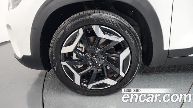 Kia Seltos 2023 — ფოტო 4/20