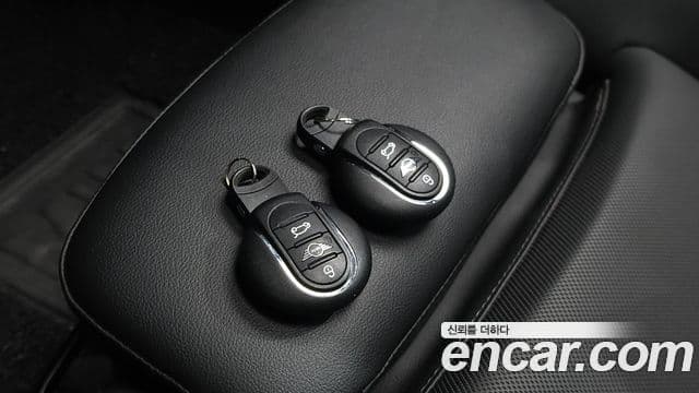 Mini Cooper 2021 — ფოტო 17/20