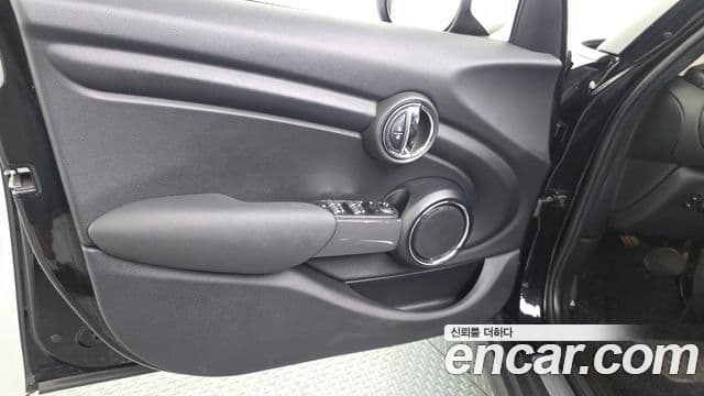 Mini Cooper 2021 — Photo 8/31