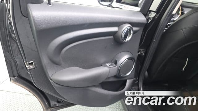 Mini Cooper 2021 — Photo 15/31