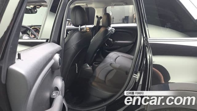 Mini Cooper 2021 — Photo 25/31