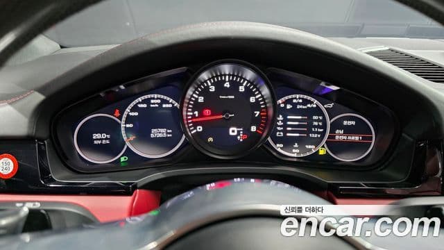 Porsche Cayenne 2020 — ფოტო 8/20