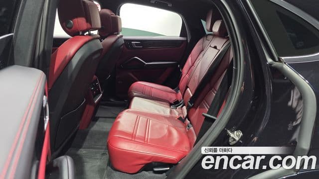 Porsche Cayenne 2020 — ფოტო 11/20