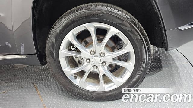 Jeep Grand Cherokee 2020 — ფოტო 13/35