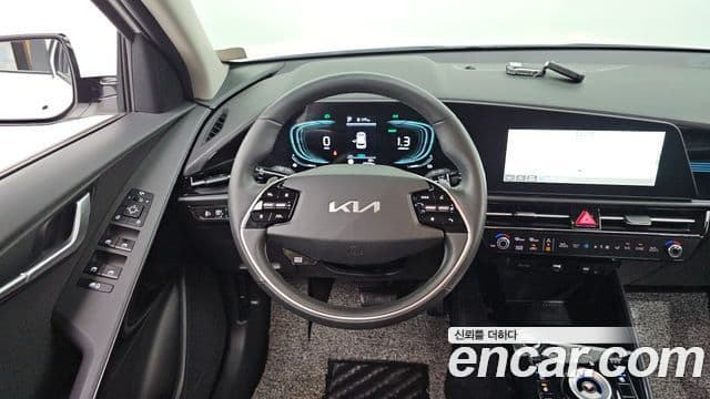 Kia Niro 2023 — ფოტო 13/20