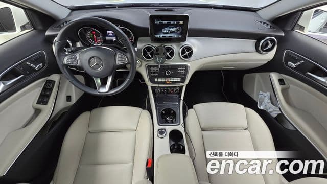 Mercedes-Benz GLA-Class 2019 — Şəkil 10/20