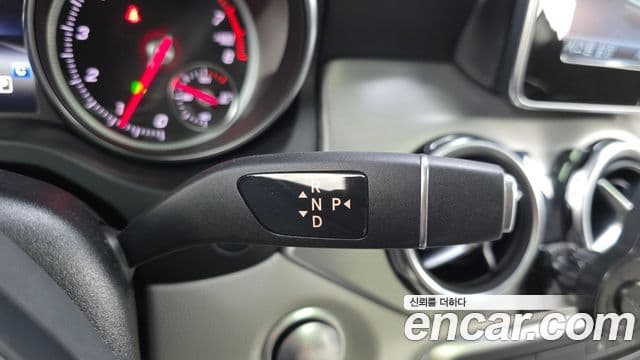 Mercedes-Benz GLA-Class 2019 — Şəkil 8/20