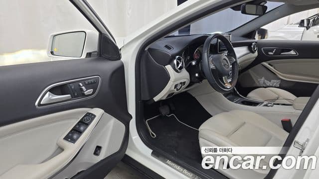 Mercedes-Benz GLA-Class 2019 — Şəkil 9/20