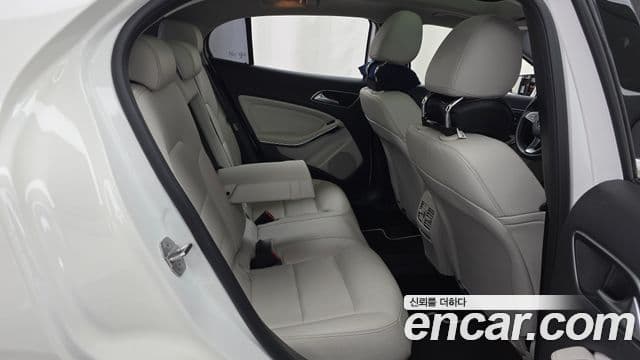 Mercedes-Benz GLA-Class 2019 — Şəkil 11/20