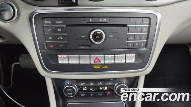 Mercedes-Benz GLA-Class 2019 — Şəkil 19/20