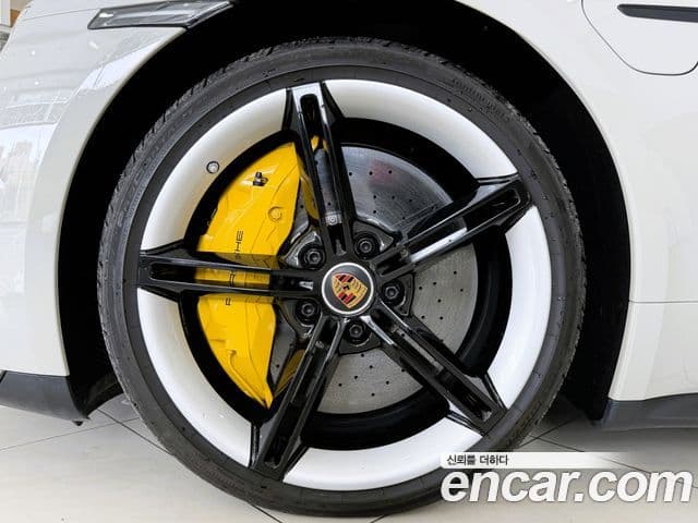 Porsche Taycan 2022 — ფოტო 11/20