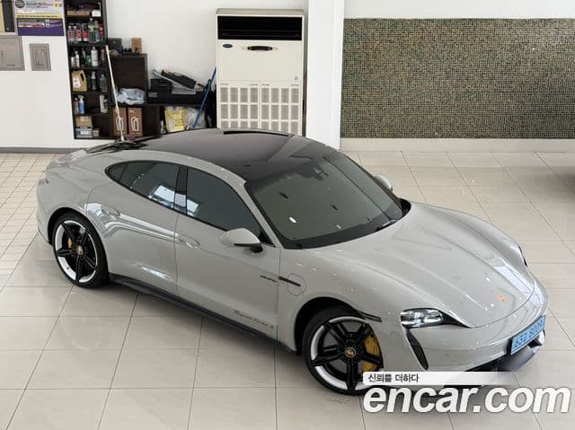 Porsche Taycan 2022 — ფოტო 16/20