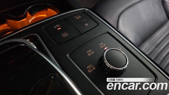 Mercedes-Benz GLE-Class 2018 — ფოტო 16/20