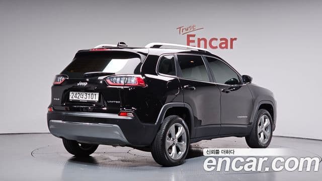 Jeep Cherokee 2021 — ფოტო 2/20