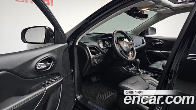 Jeep Cherokee 2021 — ფოტო 12/20