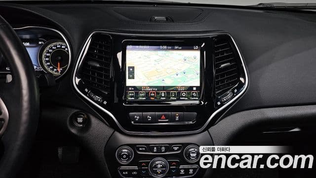 Jeep Cherokee 2021 — ფოტო 14/20