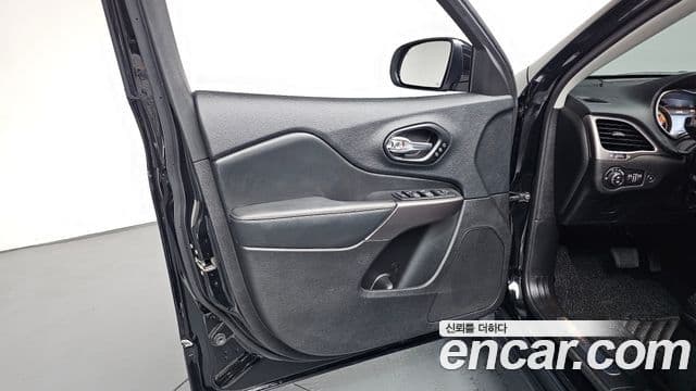 Jeep Cherokee 2021 — Photo 29/38