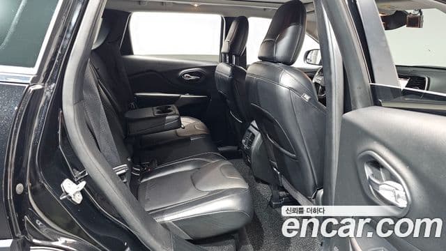 Jeep Cherokee 2021 — Photo 36/38