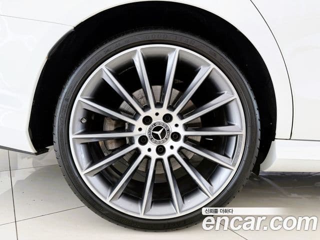 Mercedes-Benz E-Class 2021 — ფოტო 14/20