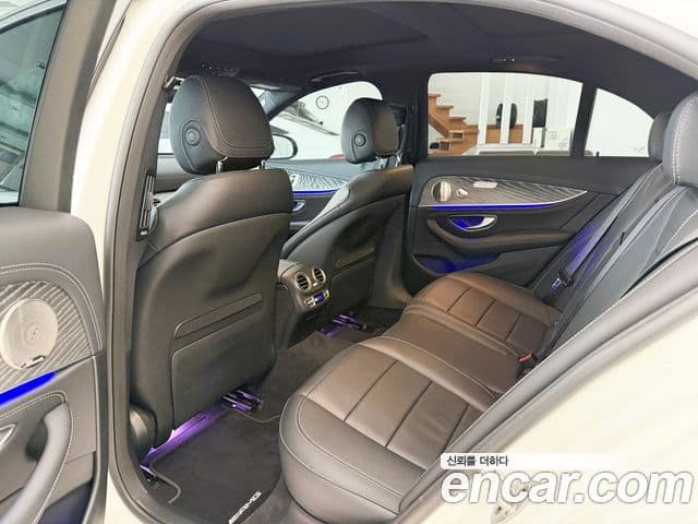 Mercedes-Benz E-Class 2021 — ფოტო 8/20