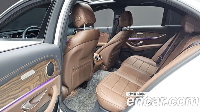 Mercedes-Benz E-Class 2023 — ფოტო 11/20