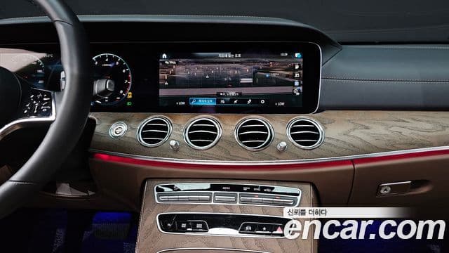 Mercedes-Benz E-Class 2023 — ფოტო 13/20