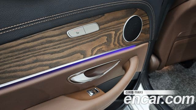 Mercedes-Benz E-Class 2023 — ფოტო 18/20